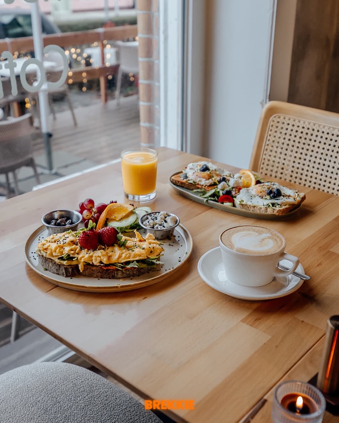 Kaffee und hausgemachtes Bananenbrot bei Café Brekkie