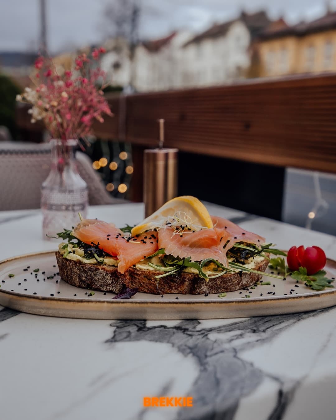 Terrasse von Café Brekkie an der Wilhelmshöher Allee