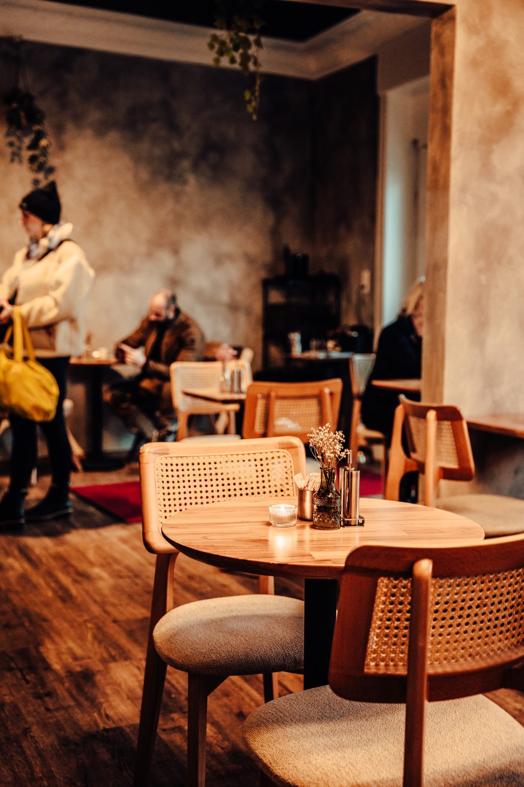 Ein Nachmittag im Café — Gäste, Kerzenschein, goldenes Licht