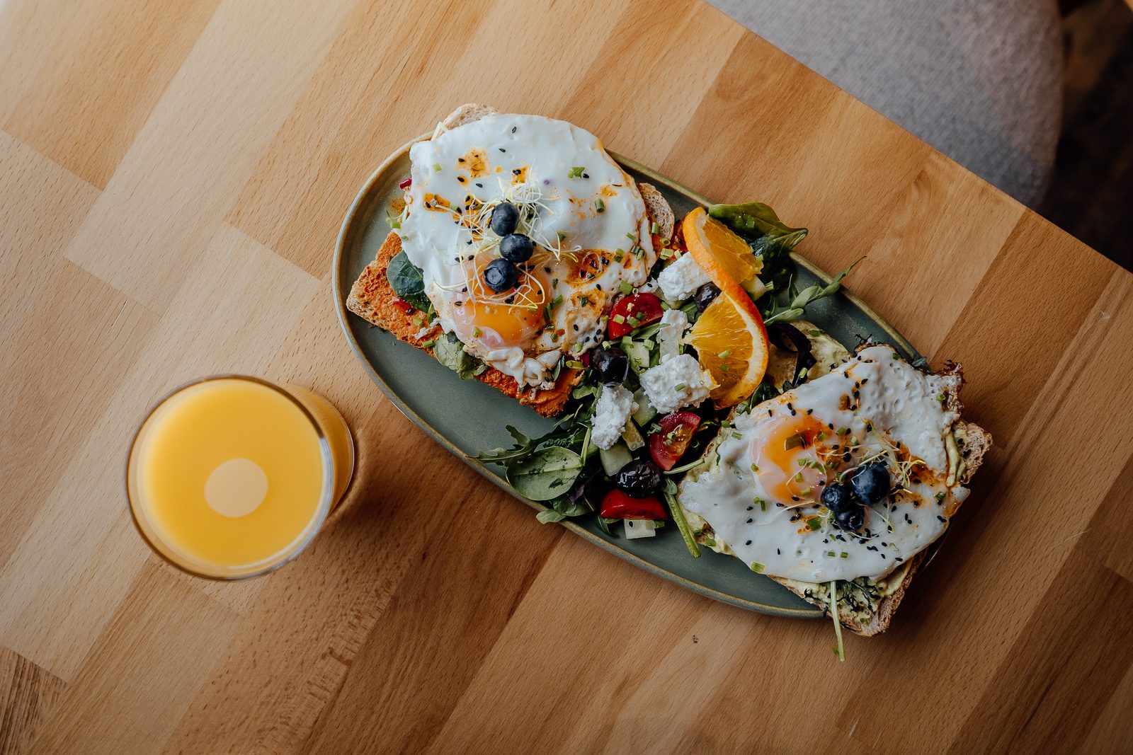 Spiegeleier-Toast mit Salat und frischem Orangensaft